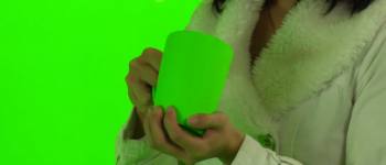 绿幕抠像素材：移动绿色杯子喝水