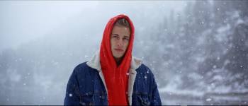 冰天雪地里的红衣男孩调色素材百度云下载